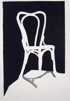 Chaise blanche devant le noir